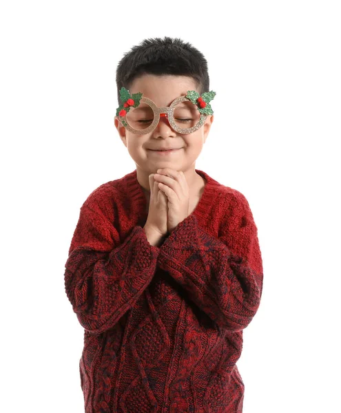 かわいいです男の子で紙眼鏡とニットセーター上の白い背景 — ストック写真