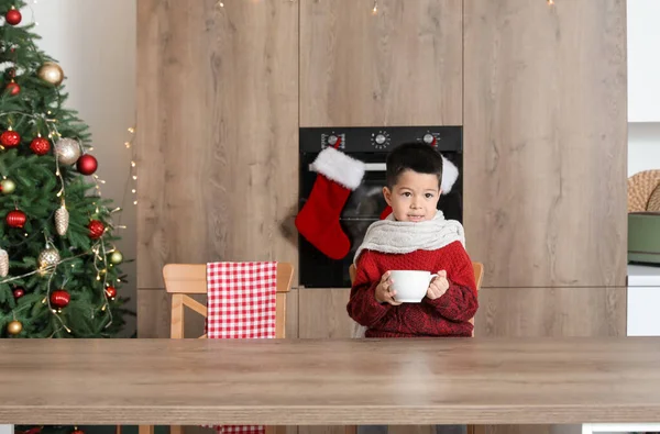 Cute Little Boy Filiżanką Kakao Kuchni Wigilię Bożego Narodzenia — Zdjęcie stockowe