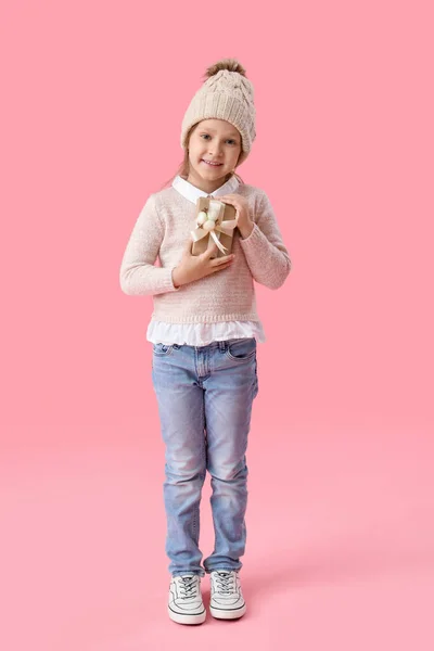 漂亮的小女孩 穿毛衣 背景是粉色的 — 图库照片