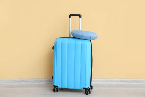 Mala Azul Com Almofada Viagem Perto Parede Amarela Conceito Viagem — Fotografia de Stock