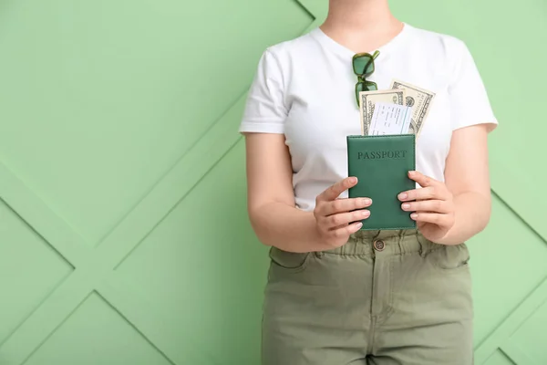 Mujer Joven Con Pasaporte Billete Dinero Cerca Pared Verde Concepto — Foto de Stock
