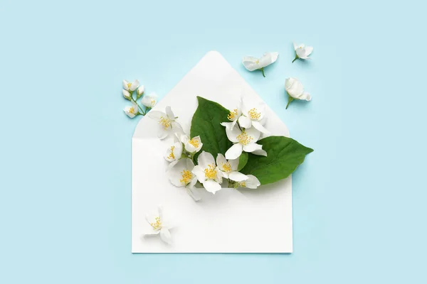 Composition Avec Enveloppe Belles Fleurs Jasmin Sur Fond Couleur — Photo