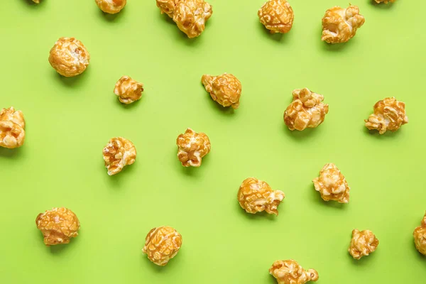 Lekkere Popcorn Groene Achtergrond — Stockfoto