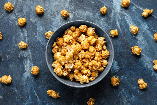 Schaal Met Lekkere Popcorn Blauwe Achtergrond — Stockfoto