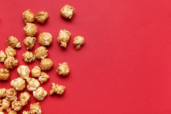 Lekkere Popcorn Rode Achtergrond — Stockfoto