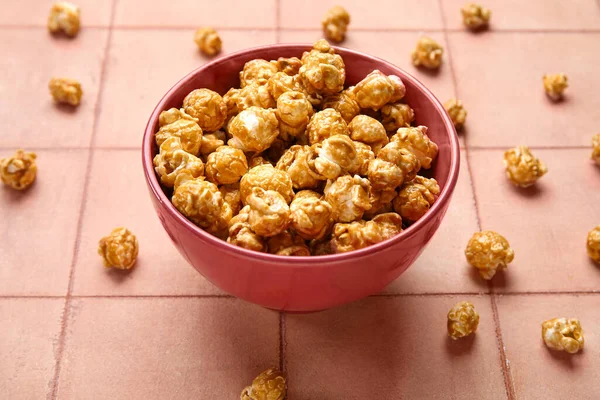 Schaal Met Lekkere Popcorn Roze Tegel Achtergrond — Stockfoto