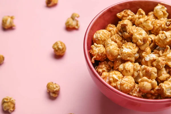 Schaal Met Lekkere Popcorn Roze Achtergrond — Stockfoto