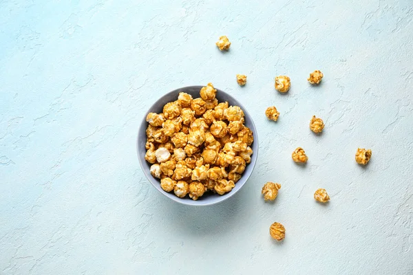 Schaal Met Lekkere Popcorn Blauwe Achtergrond — Stockfoto