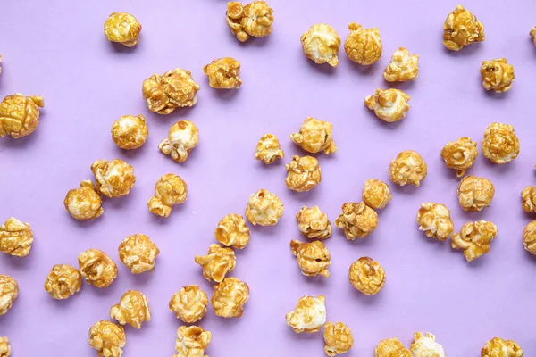 Lekkere Popcorn Paarse Achtergrond — Stockfoto