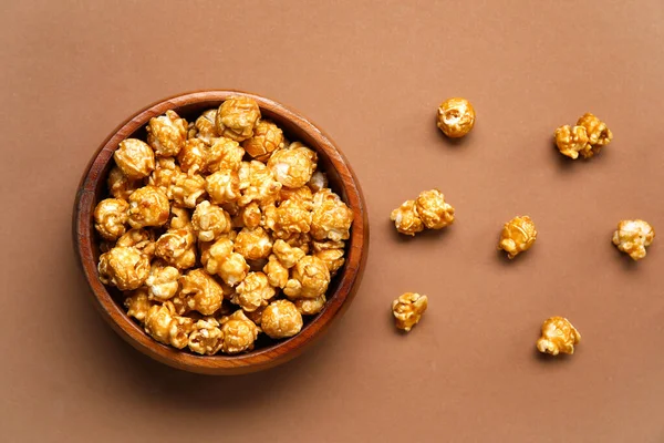 Schaal Met Lekkere Popcorn Bruine Achtergrond — Stockfoto