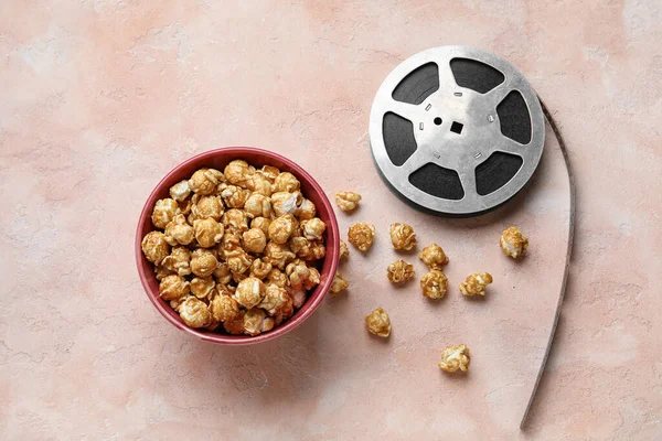 Schaal Met Lekkere Popcorn Film Haspel Roze Achtergrond — Stockfoto