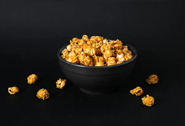 Schaal Met Lekkere Popcorn Zwarte Achtergrond — Stockfoto