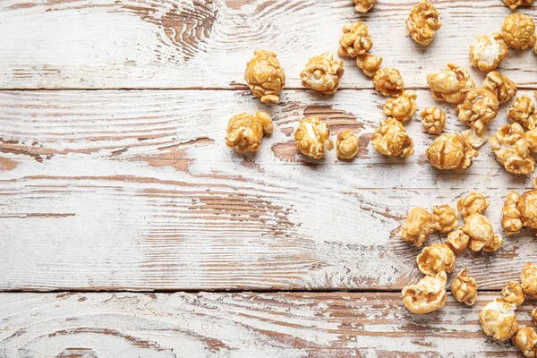 Lekkere Popcorn Witte Houten Achtergrond — Stockfoto