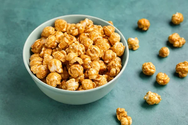 Schaal Met Lekkere Popcorn Groene Achtergrond — Stockfoto