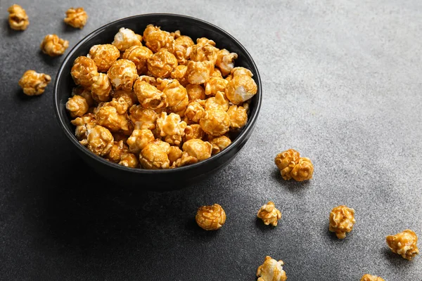 Schaal Met Lekkere Popcorn Grijze Achtergrond — Stockfoto