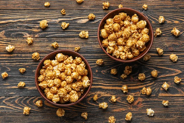 Schalen Met Lekkere Popcorn Houten Ondergrond — Stockfoto