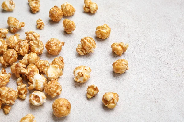 Smakelijke Popcorn Witte Achtergrond — Stockfoto