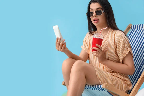Jeune Femme Avec Crème Solaire Soda Dans Une Chaise Longue — Photo