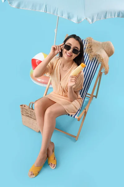 Jeune Femme Avec Crème Solaire Dans Chaise Longue Sur Fond — Photo