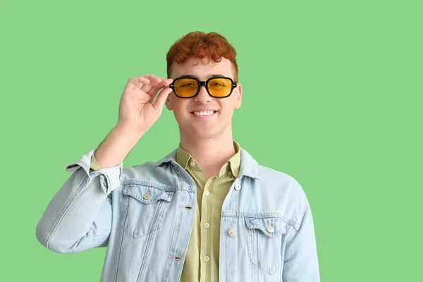 Młody Rudzielec Okularach Przeciwsłonecznych Zielonym Tle — Zdjęcie stockowe