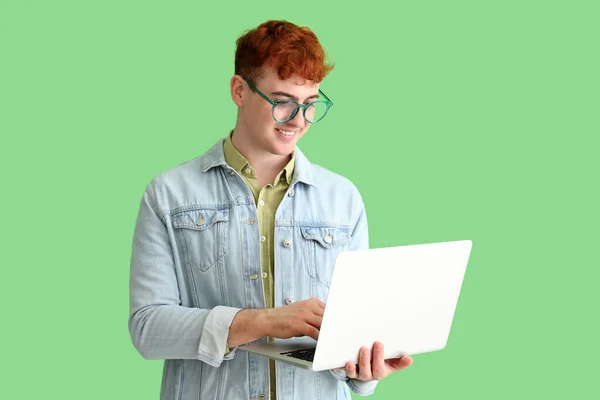 Mladý Ryšavý Muž Pomocí Notebooku Zeleném Pozadí — Stock fotografie