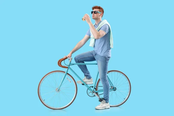 Νεαρός Κοκκινομάλλης Ποδήλατο Και Φλιτζάνι Καφέ Μπλε Φόντο — Φωτογραφία Αρχείου