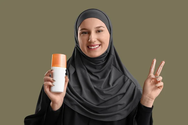 Mujer Musulmana Joven Con Crema Protector Solar Mostrando Gesto Victoria —  Fotos de Stock