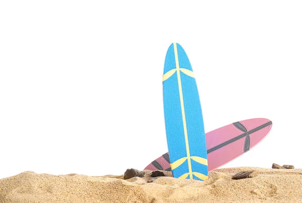 Mini Surfbretter Mit Steinen Auf Sand Vor Weißem Hintergrund — Stockfoto