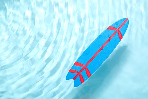 Mini Blauwe Surfplank Het Water — Stockfoto