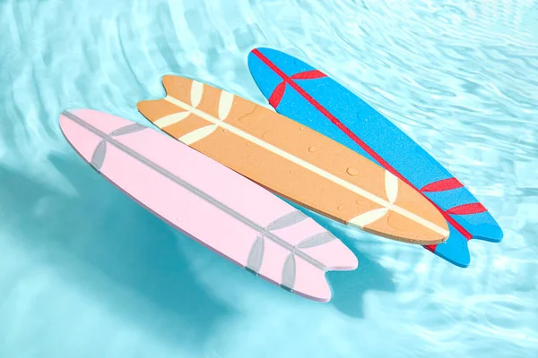 Różne Kolorowe Mini Deski Surfingowe Wodzie — Zdjęcie stockowe