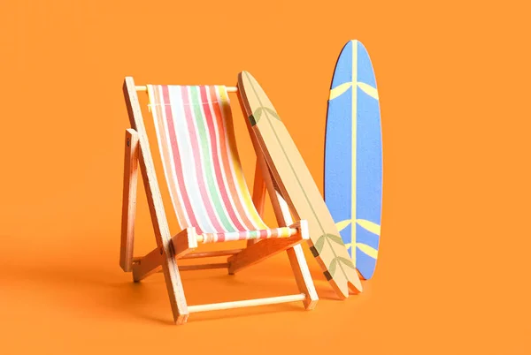 Composición Con Mini Tablas Surf Tumbona Sobre Fondo Naranja — Foto de Stock