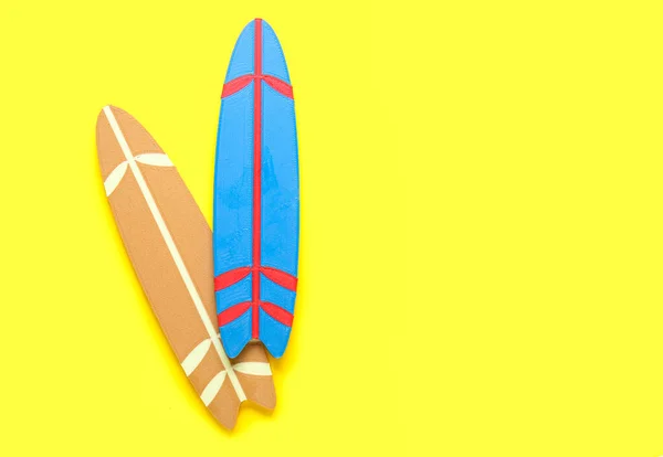Mini Verschiedene Bunte Surfbretter Auf Gelbem Hintergrund — Stockfoto