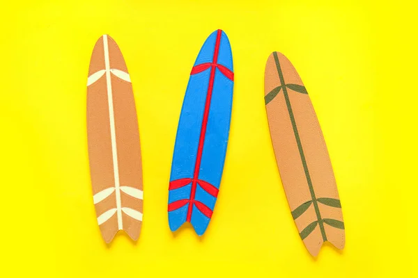 Mini Diferentes Pranchas Surf Coloridas Fundo Amarelo — Fotografia de Stock