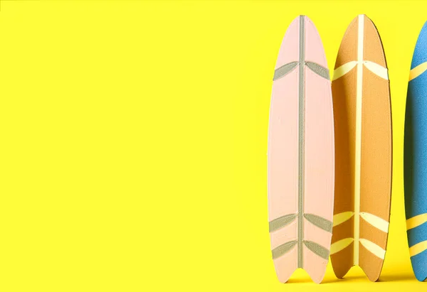 Muchas Mini Tablas Surf Colores Diferentes Sobre Fondo Amarillo — Foto de Stock