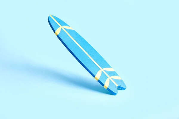 青の背景にミニカラーサーフボード — ストック写真