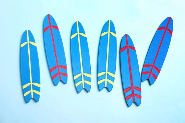 Mini Surfbretter Farbe Auf Blauem Hintergrund — Stockfoto