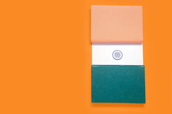 Turuncu Arka Planda Kitaplardan Yapılmış Hint Bayrağı — Stok fotoğraf