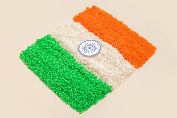 Bej Arka Planda Pirinçten Yapılmış Hint Bayrağı — Stok fotoğraf
