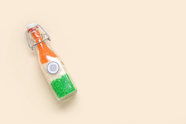 Flaga Indyjska Wykonana Ryżu Szklanej Butelce Jasnopomarańczowym Tle — Zdjęcie stockowe