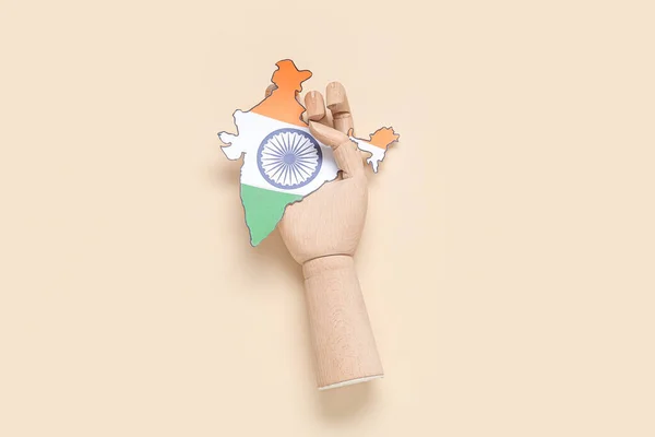 Kağıttan Hint Kıtasıyla Tahta Soluk Turuncu Arka Planda Bayrak — Stok fotoğraf