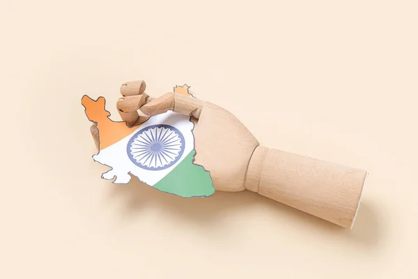 Drewniana Ręka Papierem Kontynent Indyjski Flaga Jasnopomarańczowym Tle — Zdjęcie stockowe