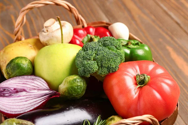 Wicker Basket Fresh Ripe Vegetables Wooden Background Closeup — Stock Photo, Image