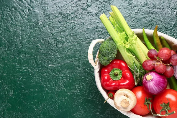Wicker Basket Fresh Ripe Vegetables Green Background — Stock Photo, Image