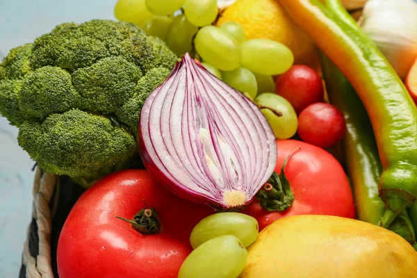 Cuenco Mimbre Con Diferentes Frutas Verduras Frescas Primer Plano — Foto de Stock