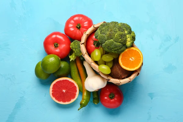 Rieten Mandje Met Verschillende Verse Groenten Fruit Blauwe Ondergrond — Stockfoto