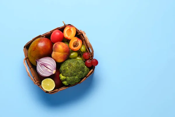 Rieten Mandje Met Verschillende Verse Groenten Fruit Blauwe Ondergrond — Stockfoto