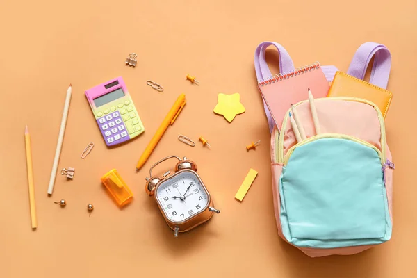 Mochila Escolar Colorida Con Reloj Despertador Calculadora Lápices Sobre Fondo —  Fotos de Stock