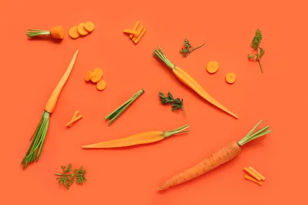 Färska Morötter Och Skivor Orange Bakgrund — Stockfoto