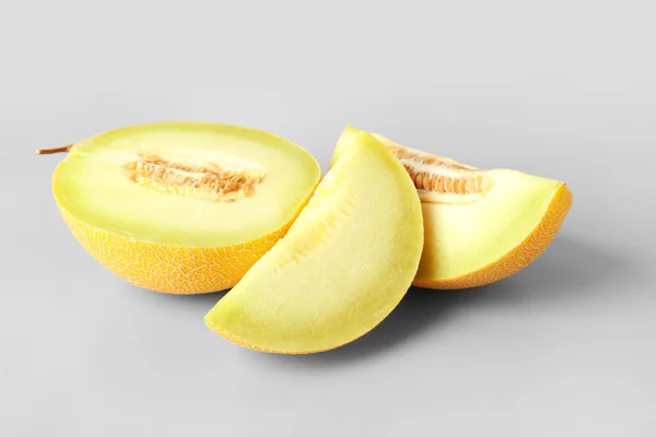 Hälften Söt Melon Med Bitar Grå Bakgrund — Stockfoto