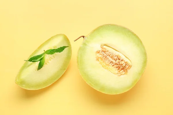 Hälften Söt Melon Med Bit Och Mynta Gul Bakgrund — Stockfoto